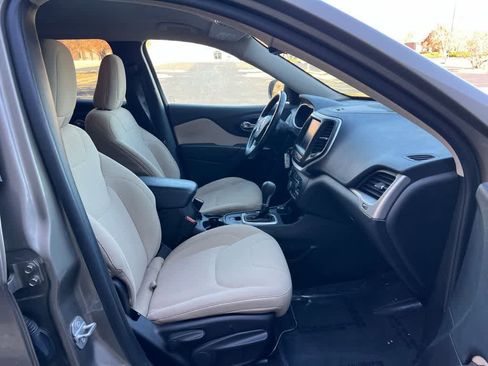 Used 2016 Jeep Cherokee Latitude w/ Cold Weather Group image 21