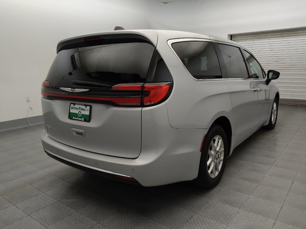 Used 2024 Chrysler Pacifica Touring-L FWD image 9