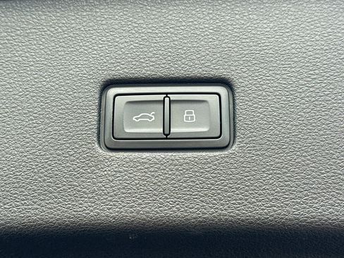 Used 2023 Audi Q8 Premium Plus image 12