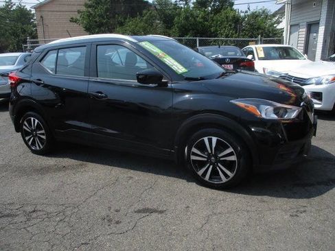Used 2020 Nissan Kicks SV image 2