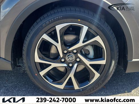 Used 2019 Toyota C-HR XLE FWD image 7