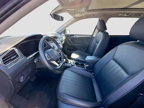 Used 2022 Volkswagen Tiguan SE w/ Panoramic Sunroof Package image 24