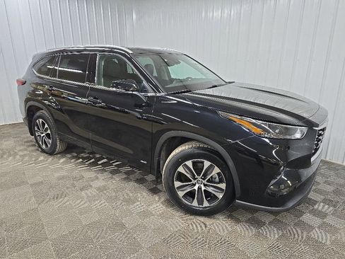 Used 2022 Toyota Highlander XLE AWD/4WD image 7