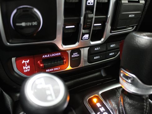 Used 2026 Jeep Gladiator Mojave AWD/4WD image 18