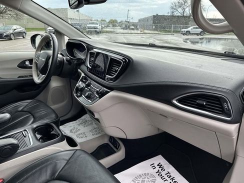 Used 2020 Chrysler Pacifica Limited image 21