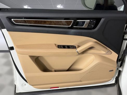 Used 2023 Porsche Cayenne Platinum Edition image 12