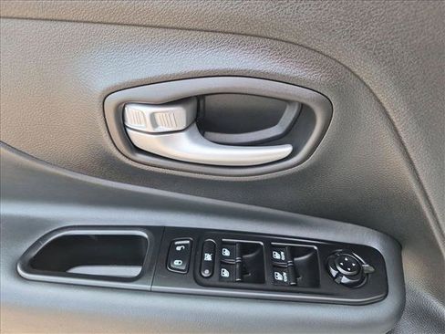 Used 2023 Jeep Renegade Latitude w/ Sun/Sound Group AWD/4WD image 28