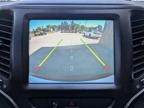 Used 2019 Jeep Cherokee Trailhawk w/ Cold Weather Group AWD/4WD image 24