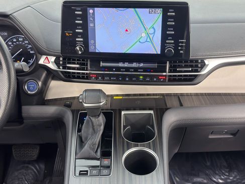 Used 2021 Toyota Sienna Limited image 25