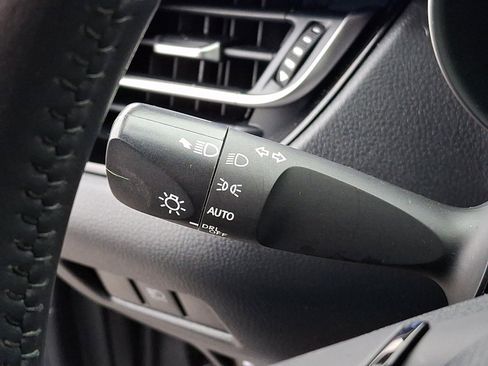 Used 2022 Toyota C-HR XLE image 25