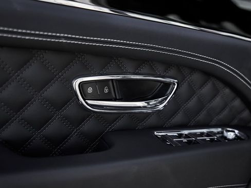 Used 2025 Bentley Bentayga AWD/4WD image 33