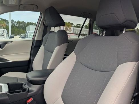 Used 2022 Toyota RAV4 XLE FWD image 14