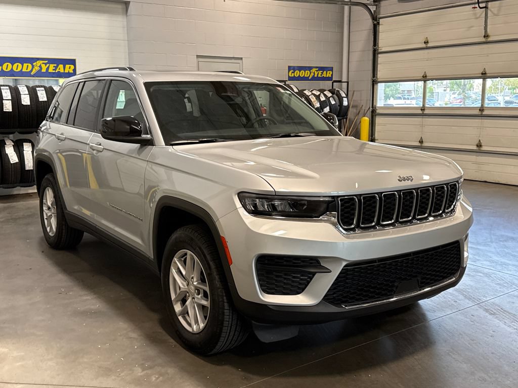 Used 2023 Jeep Grand Cherokee Laredo X AWD/4WD image 3