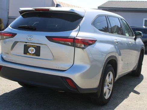 Used 2024 Toyota Highlander LE AWD/4WD image 5