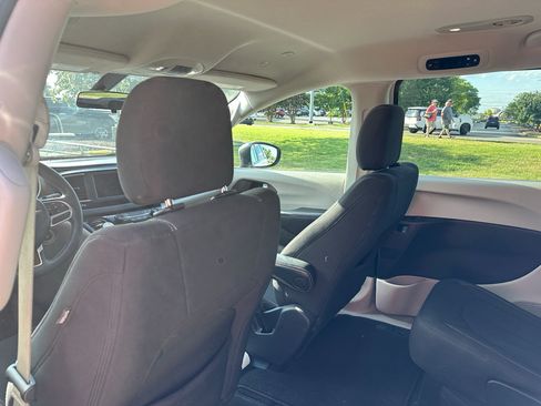 Used 2022 Chrysler Voyager LX FWD image 18