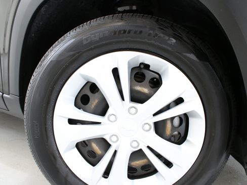 Used 2024 Chevrolet Trax LS FWD image 32