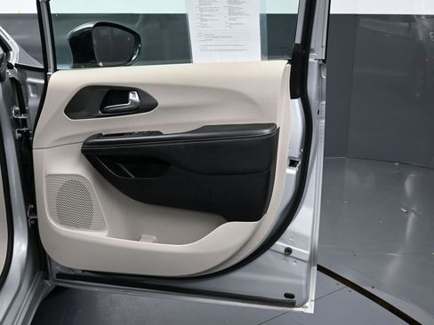 Used 2024 Chrysler Pacifica Touring-L image 38