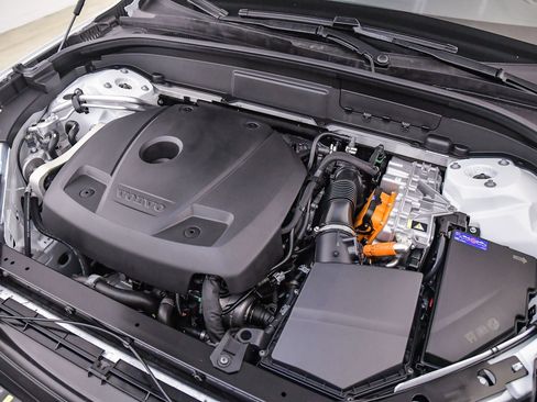 Certified 2025 Volvo XC60 T8 Plus w/ Protection Package Premier image 25