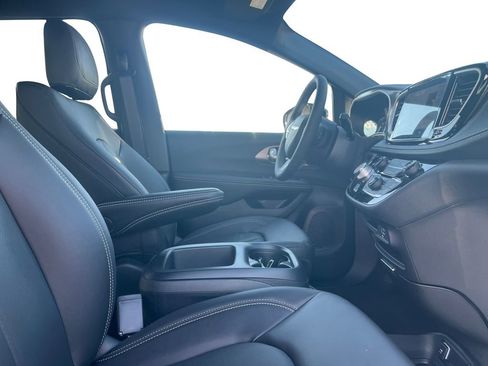 New 2026 Chrysler Pacifica Select image 24