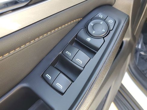 Used 2021 Chevrolet Traverse LT image 22