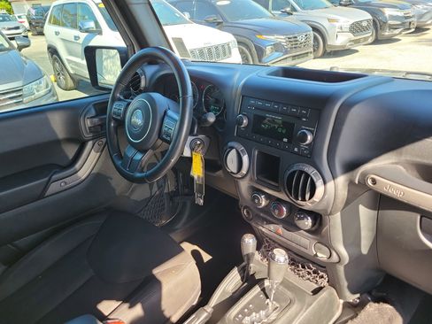 Used 2018 Jeep Wrangler Unlimited Sport w/ Connectivity Group AWD/4WD image 8