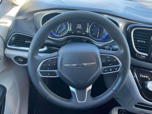 Used 2023 Chrysler Pacifica Touring-L FWD image 15