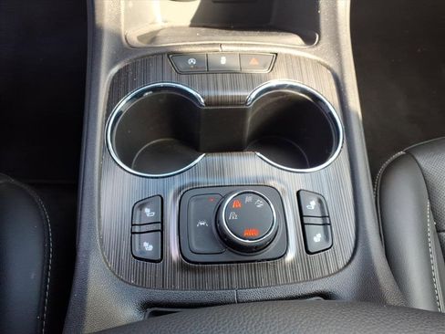 Used 2023 GMC Acadia SLT image 13