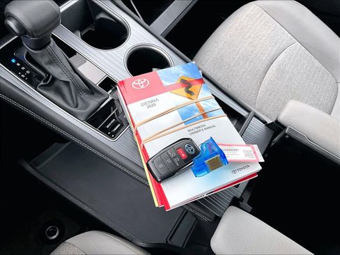 Used 2025 Toyota Sienna LE image 32