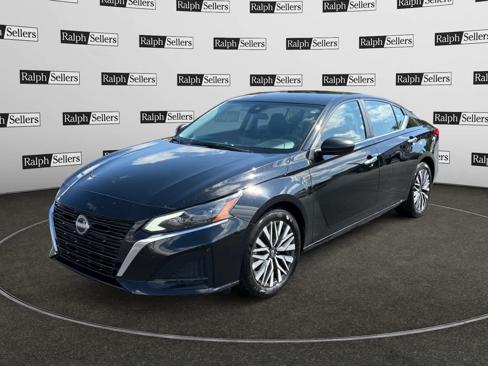 Used 2025 Nissan Altima 2.5 SV FWD image 2