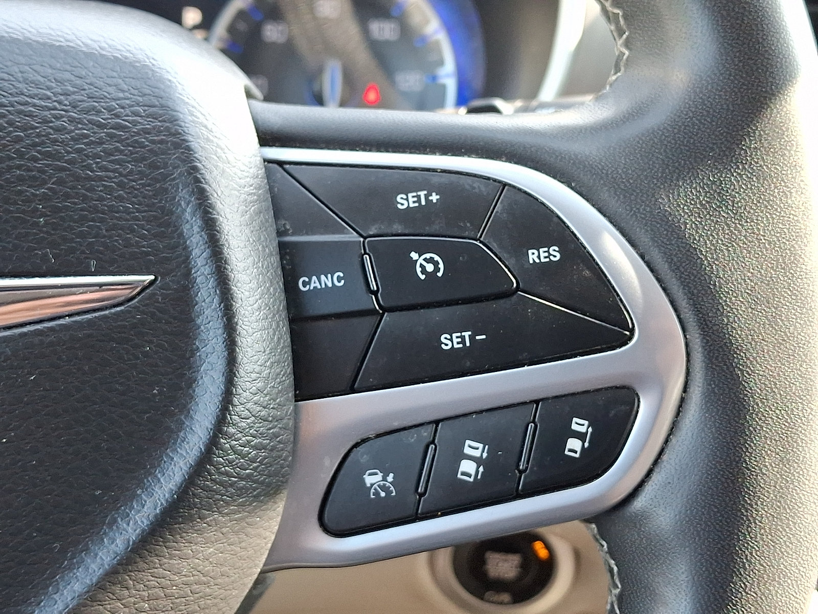 Used 2023 Chrysler Pacifica Touring-L FWD image 21