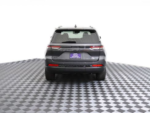 Used 2022 Jeep Grand Cherokee Altitude AWD/4WD image 8