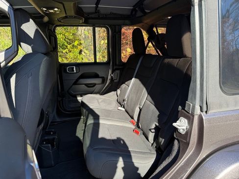 Used 2022 Jeep Wrangler Unlimited Sahara w/ Cold Weather Group image 14