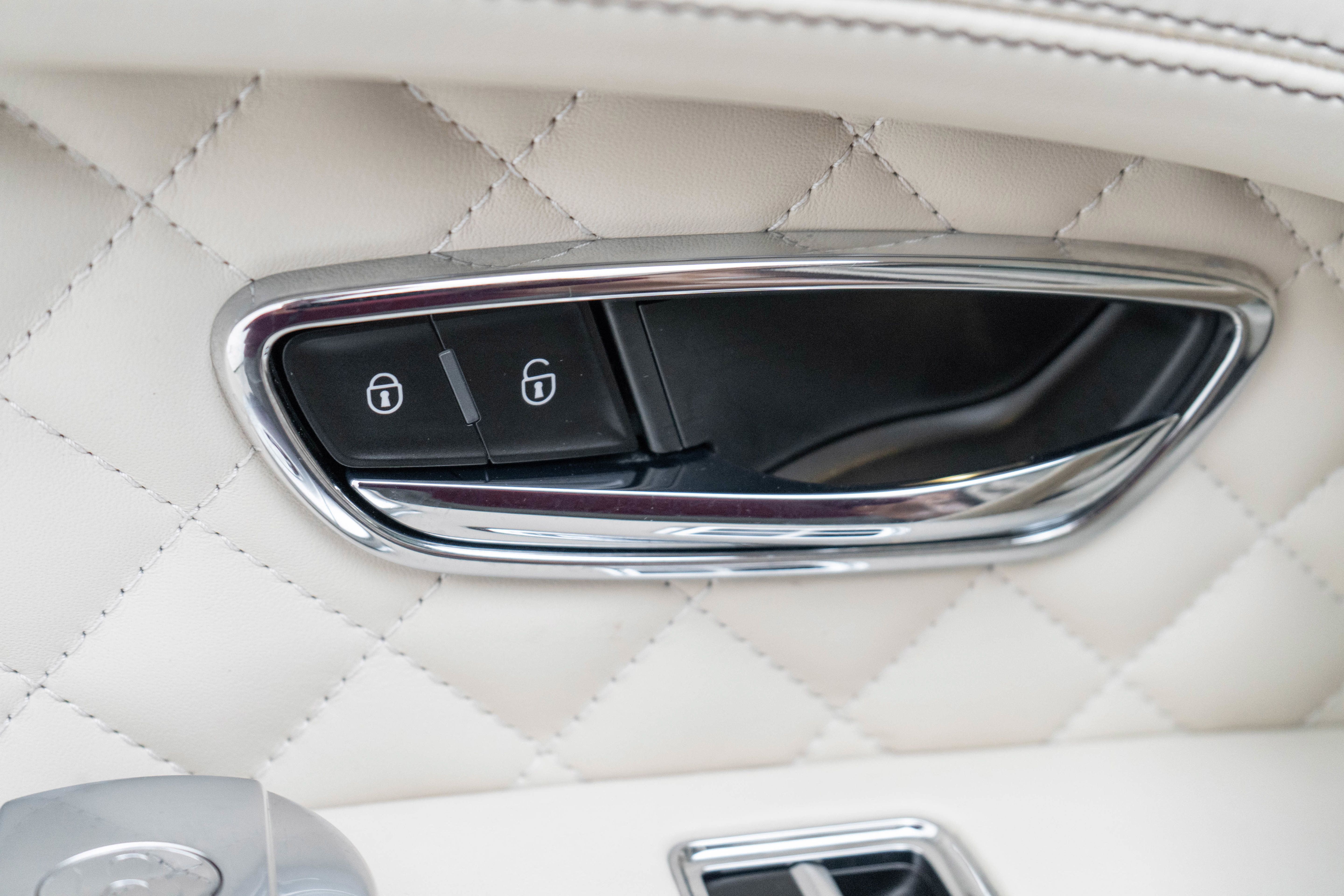 Used 2017 Bentley Bentayga AWD/4WD image 29