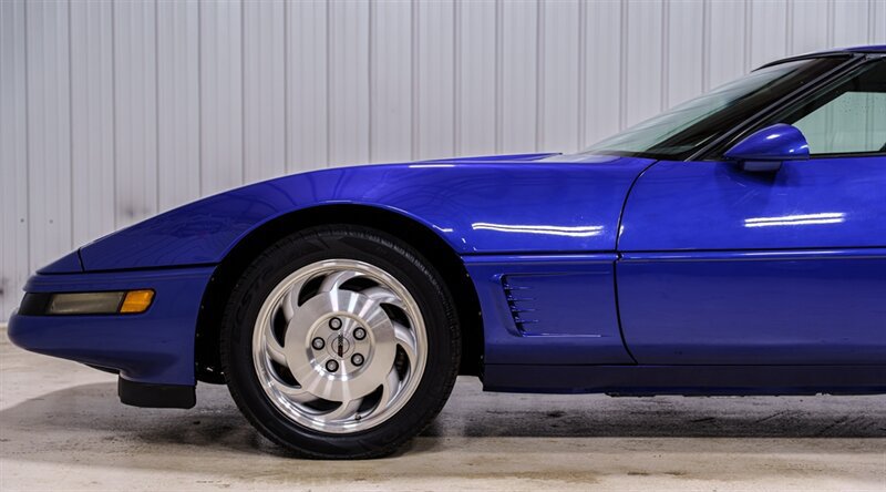 Used 1995 Chevrolet Corvette Coupe RWD image 3