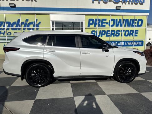 Used 2024 Toyota Highlander XLE image 11