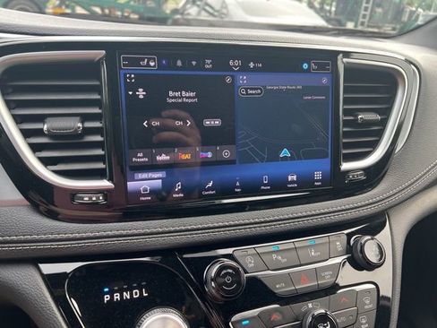 Used 2025 Chrysler Pacifica Limited FWD image 9