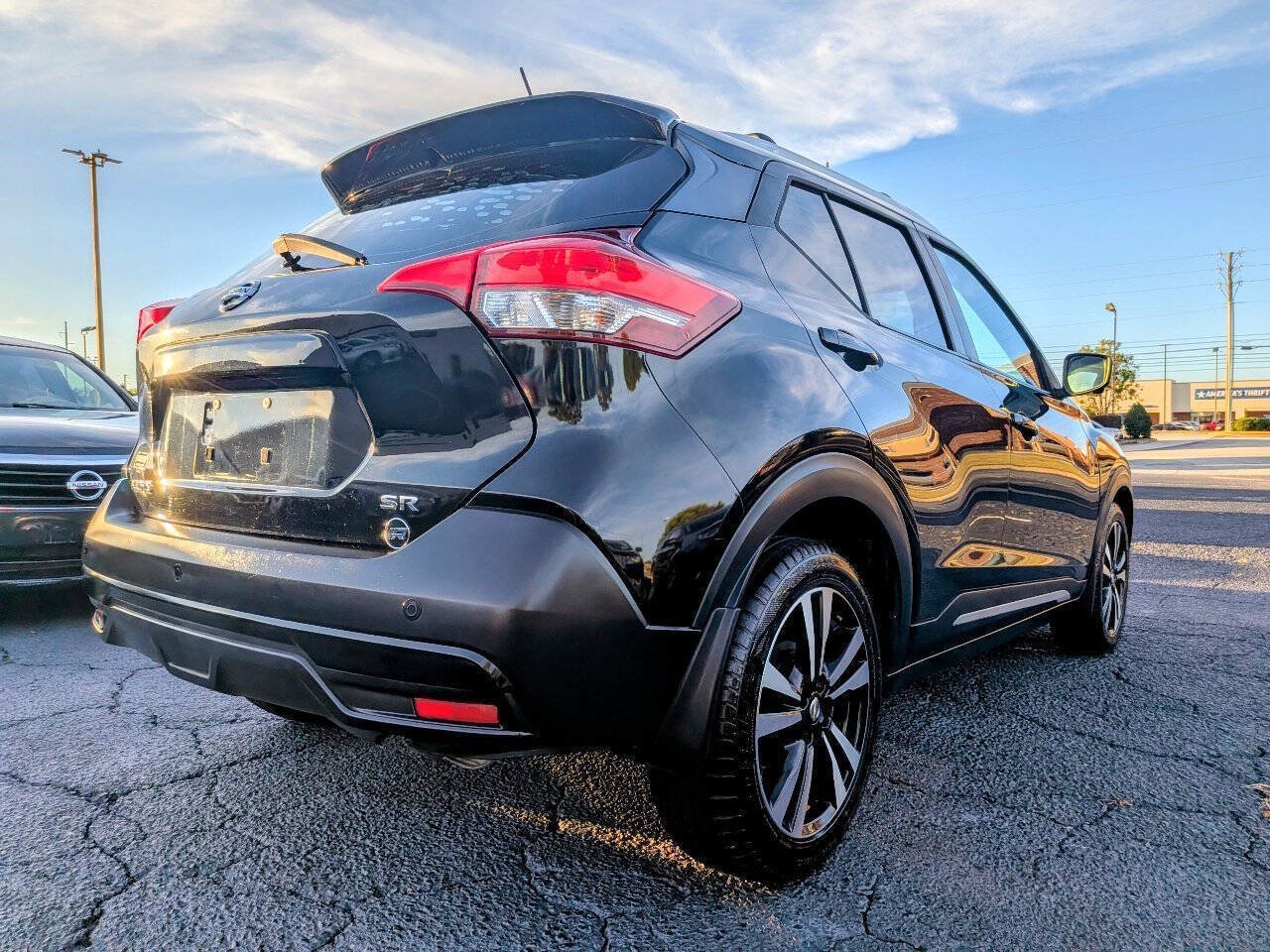 Used 2018 Nissan Kicks SR w/ Exterior Electronics Package FWD image 17