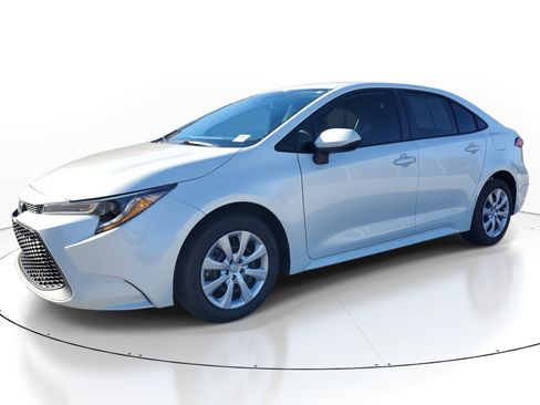 Used 2022 Toyota Corolla LE image 3