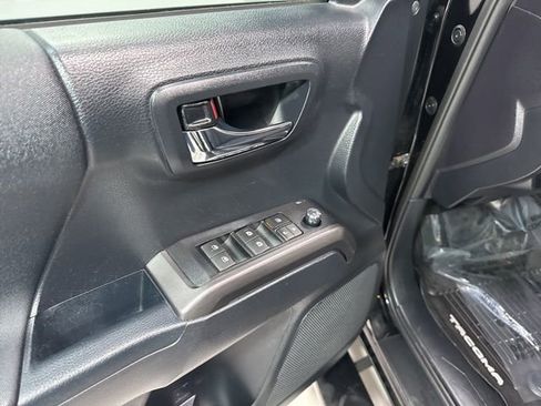 Used 2017 Toyota Tacoma TRD Off-Road w/ Tow Package (A/T) image 7