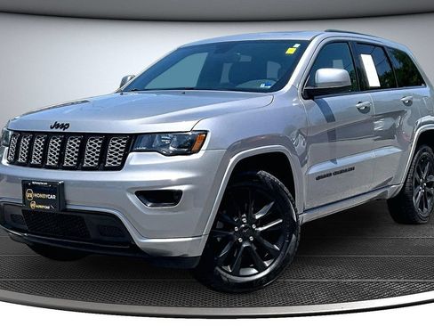Used 2020 Jeep Grand Cherokee Altitude AWD/4WD image 3