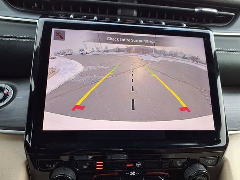 Used 2024 Jeep Grand Cherokee Limited image 7