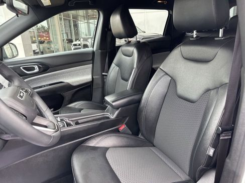 Used 2025 Jeep Compass Latitude image 14