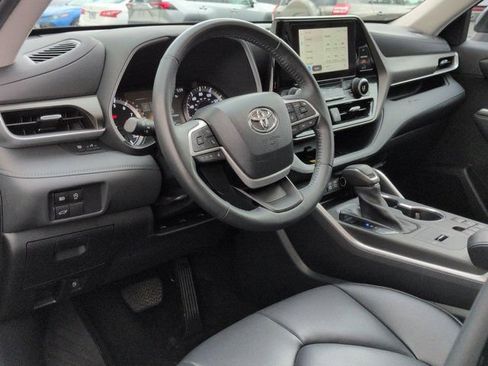 Used 2023 Toyota Highlander XLE FWD image 9