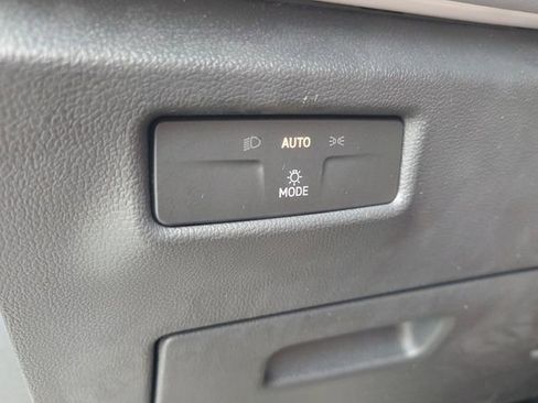 Used 2025 Volkswagen Tiguan SE image 27