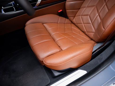 Used 2023 BMW i7 xDrive60 image 61