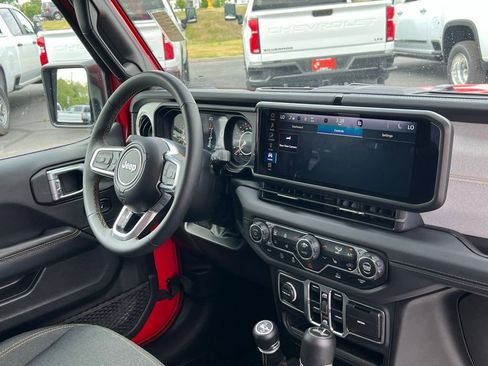 Used 2025 Jeep Wrangler Unlimited Sahara AWD/4WD image 17
