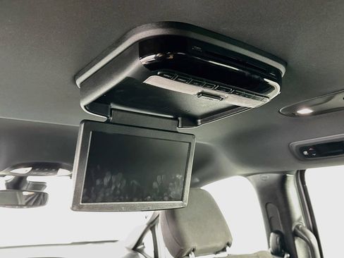 Used 2019 Chrysler Pacifica Touring Plus w/ Advanced Safetytec Group FWD image 22
