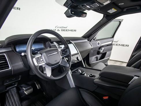 Used 2025 Land Rover Discovery Dynamic SE AWD/4WD image 23