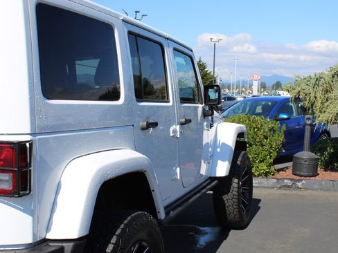 Used 2017 Jeep Wrangler Unlimited Sahara AWD/4WD image 7