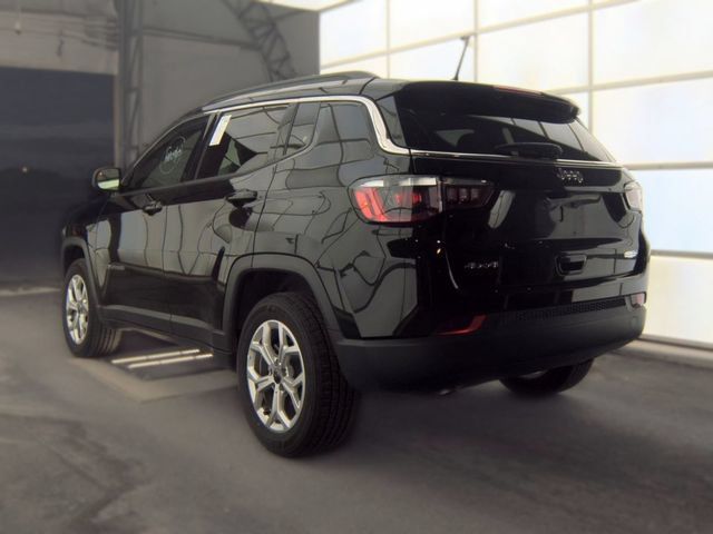Used 2025 Jeep Compass Latitude w/ Sun & Sound Group AWD/4WD image 6